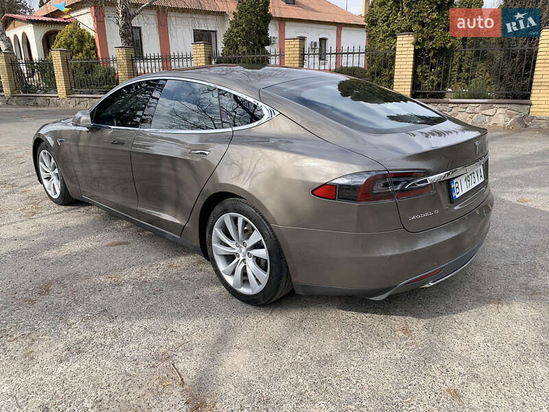 Лифтбек Tesla Model S 2015 в Полтаве