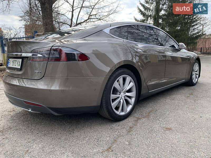 Лифтбек Tesla Model S 2015 в Полтаве