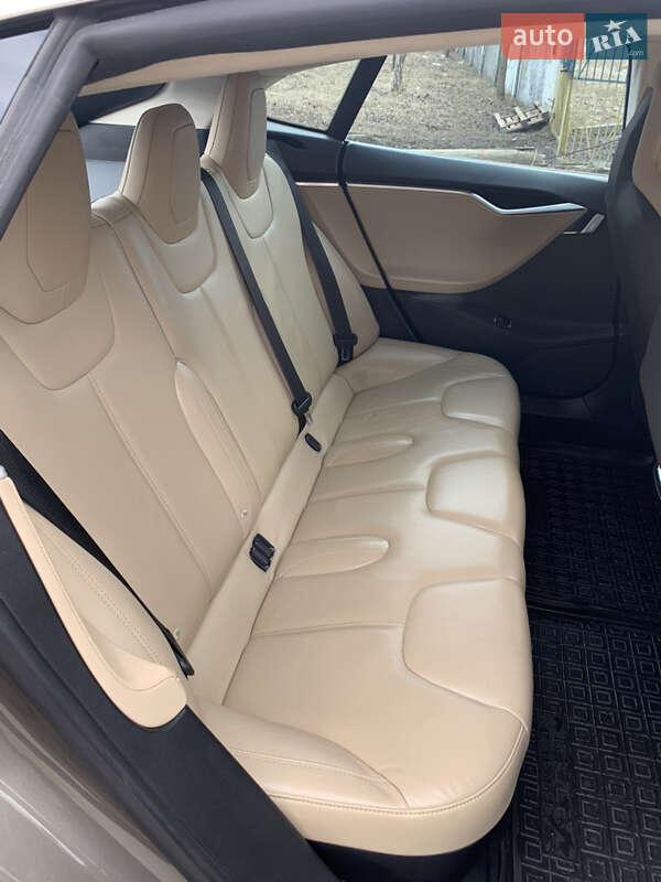 Лифтбек Tesla Model S 2015 в Полтаве
