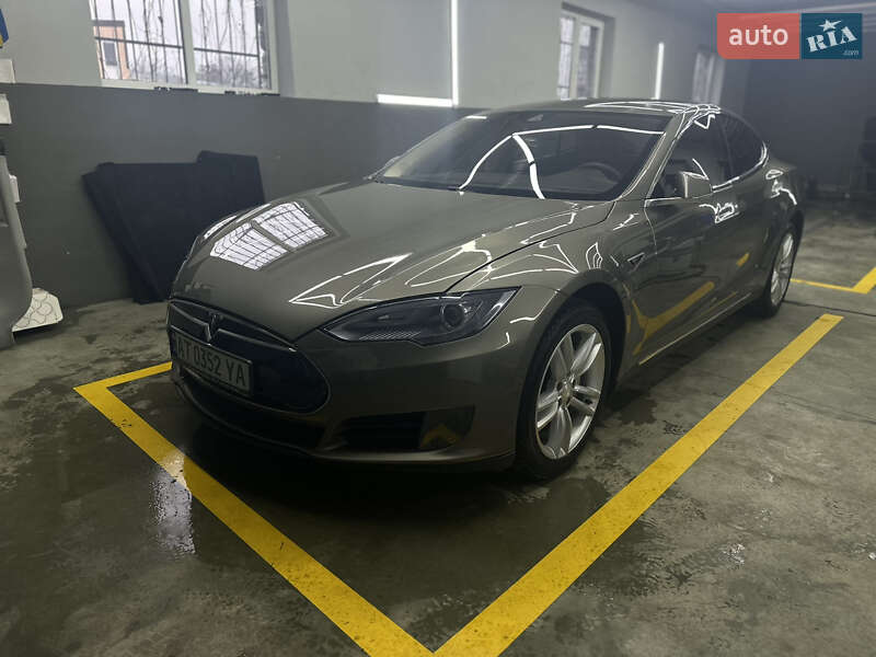 Tesla Model S 2015
