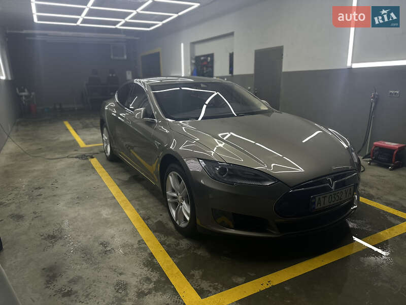 Лифтбек Tesla Model S 2015 в Ивано-Франковске