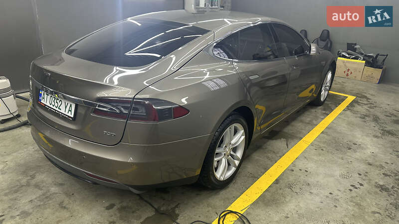 Лифтбек Tesla Model S 2015 в Ивано-Франковске