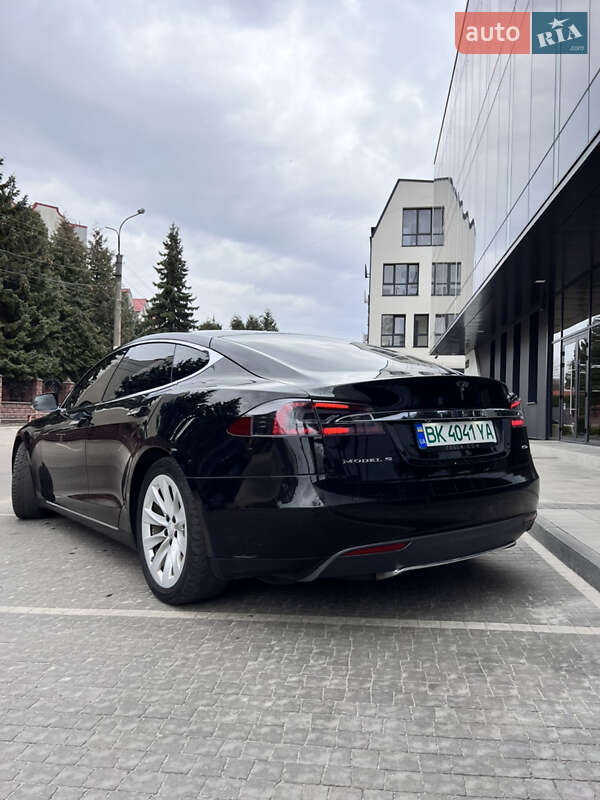 Лифтбек Tesla Model S 2015 в Ровно