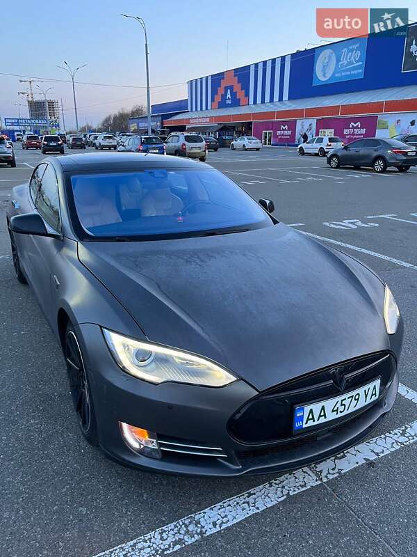 Лифтбек Tesla Model S 2015 в Киеве
