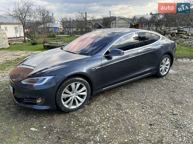 Лифтбек Tesla Model S 2017 в Косове