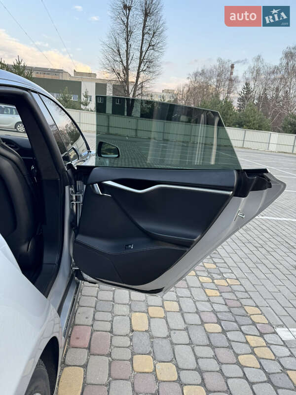 Лифтбек Tesla Model S 2015 в Луцке