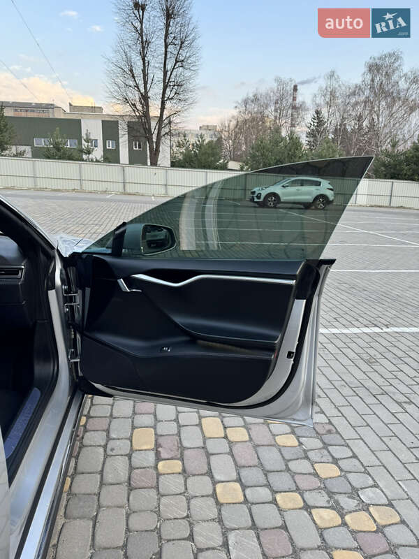 Лифтбек Tesla Model S 2015 в Луцке