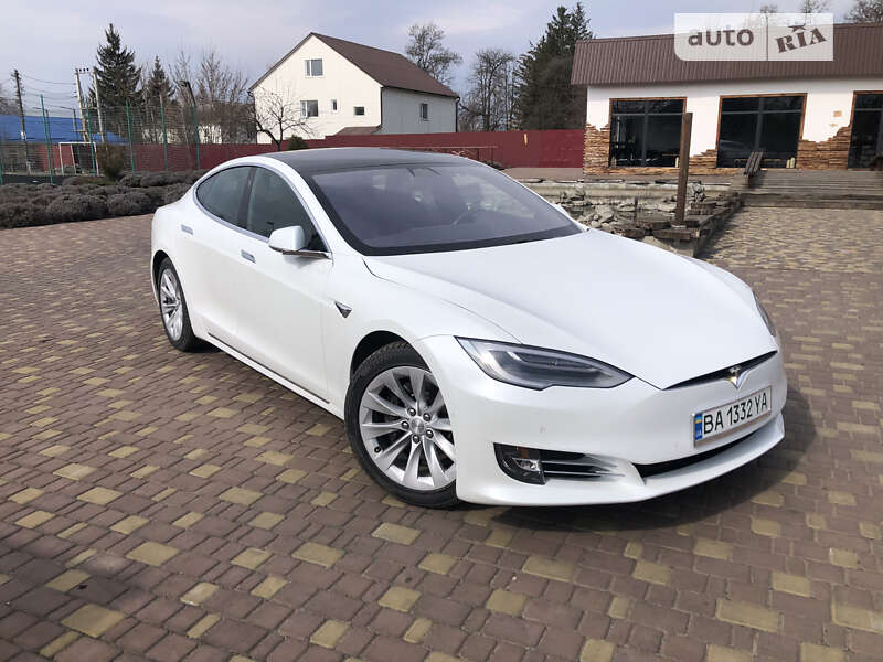 Лифтбек Tesla Model S 2017 в Саврани
