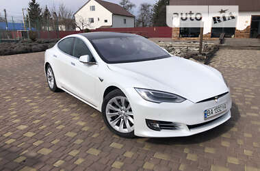 Лифтбек Tesla Model S 2017 в Саврани