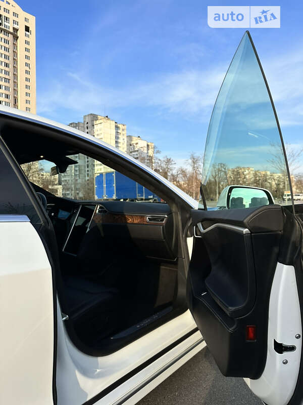 Лифтбек Tesla Model S 2017 в Киеве