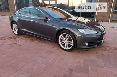 Лифтбек Tesla Model S 2015 в Нетешине