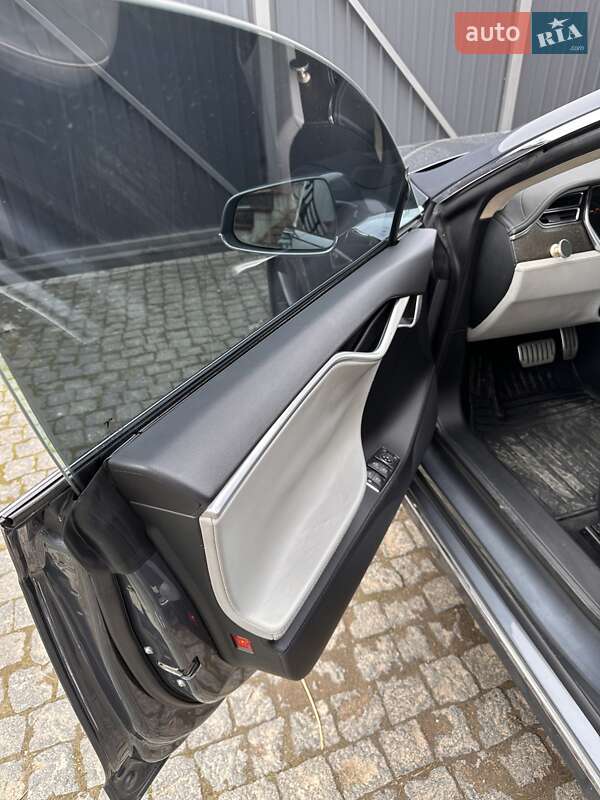 Лифтбек Tesla Model S 2013 в Черновцах