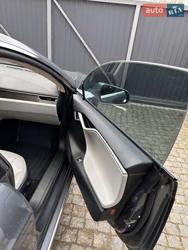 Лифтбек Tesla Model S 2013 в Черновцах