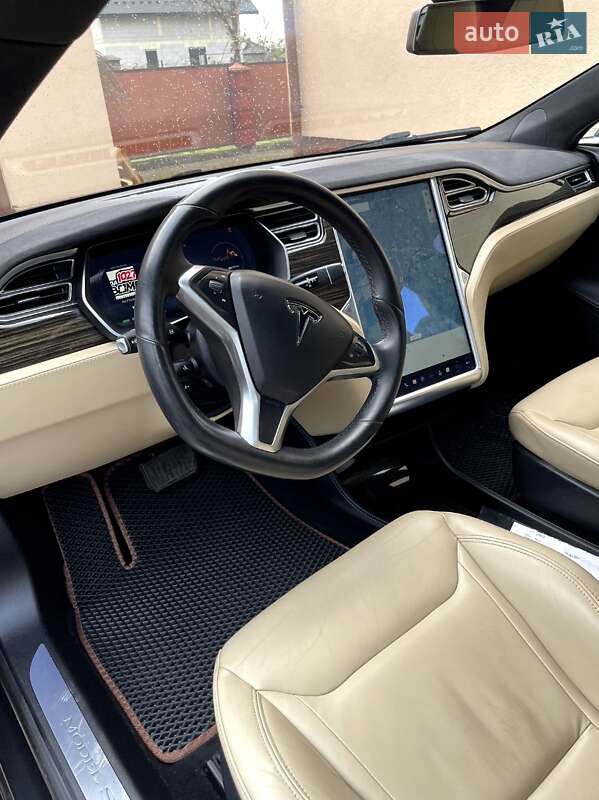 Лифтбек Tesla Model S 2015 в Мостиске