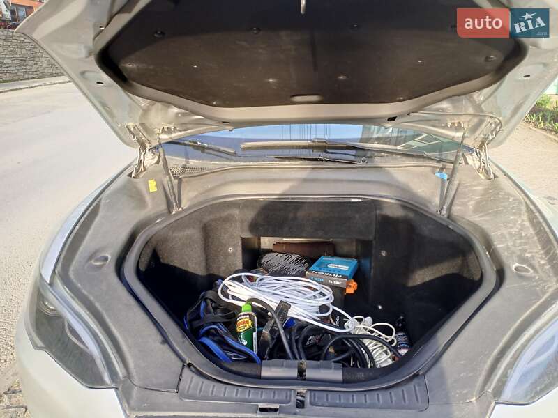 Лифтбек Tesla Model S 2013 в Каменец-Подольском