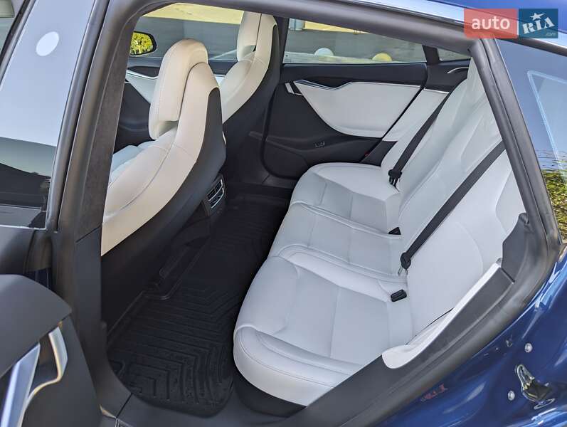 Лифтбек Tesla Model S 2018 в Киеве