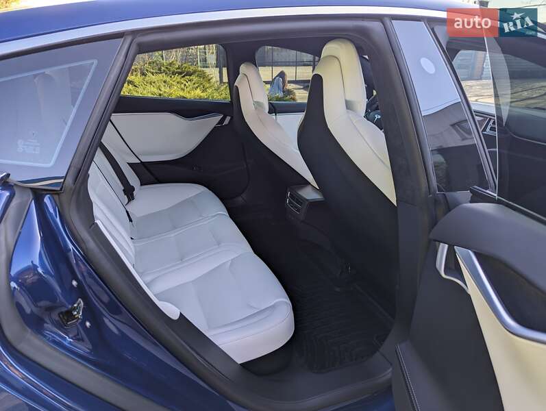 Лифтбек Tesla Model S 2018 в Киеве