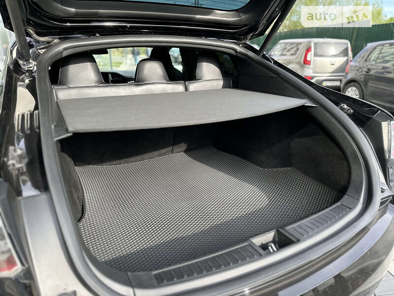Ліфтбек Tesla Model S 2018 в Львові