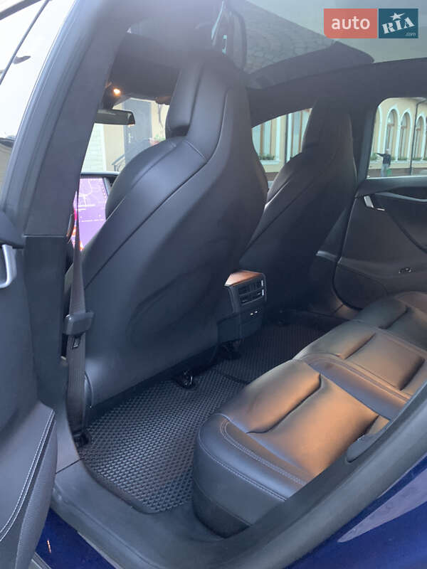 Лифтбек Tesla Model S 2019 в Косове