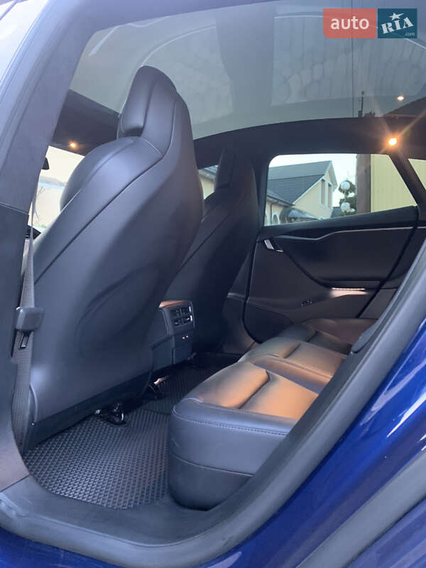 Лифтбек Tesla Model S 2019 в Косове