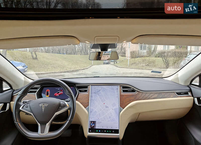 Лифтбек Tesla Model S 2017 в Львове
