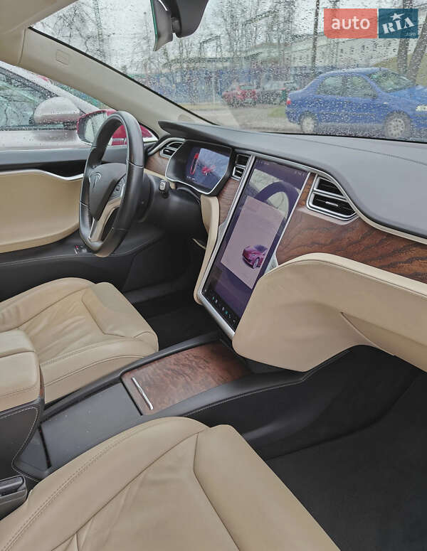 Лифтбек Tesla Model S 2017 в Львове