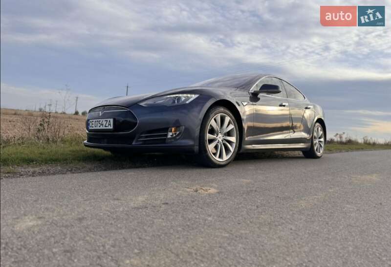 Лифтбек Tesla Model S 2015 в Сторожинце