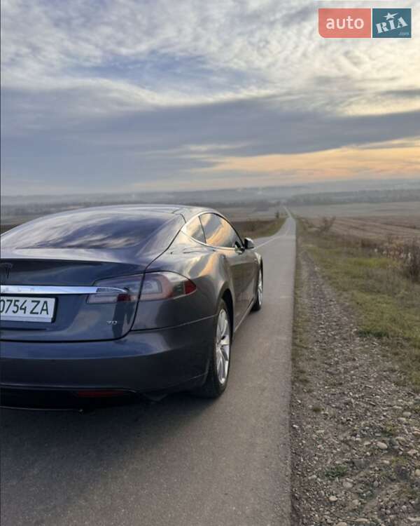 Лифтбек Tesla Model S 2015 в Сторожинце