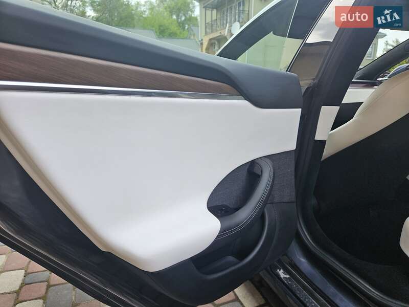 Лифтбек Tesla Model S 2022 в Черновцах