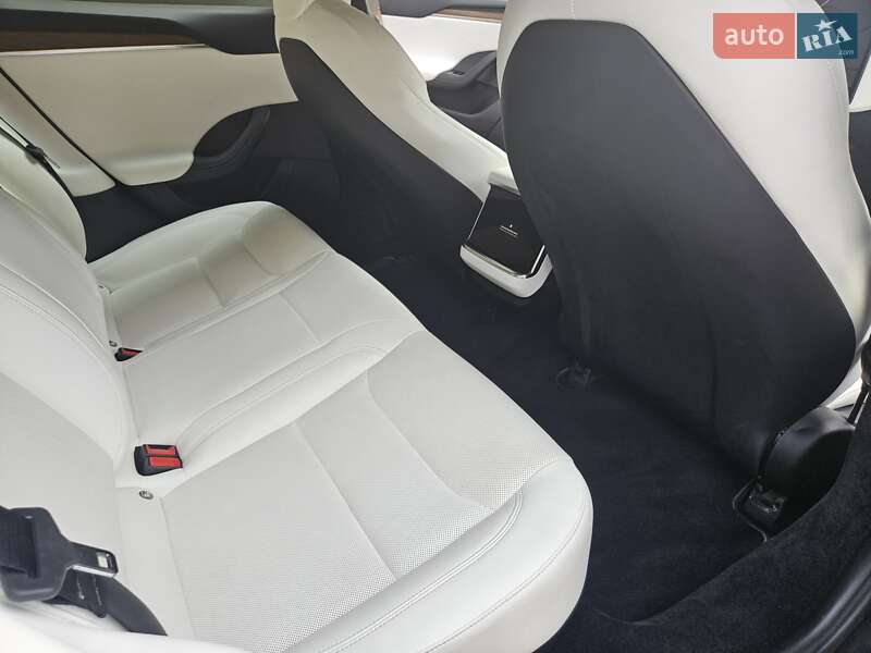 Лифтбек Tesla Model S 2022 в Черновцах