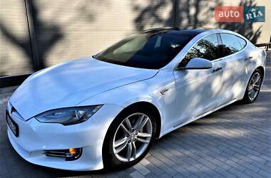 Лифтбек Tesla Model S 2015 в Виннице