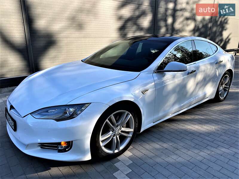 Лифтбек Tesla Model S 2015 в Виннице