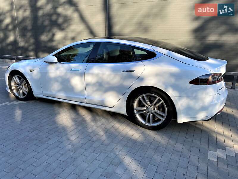 Лифтбек Tesla Model S 2015 в Виннице