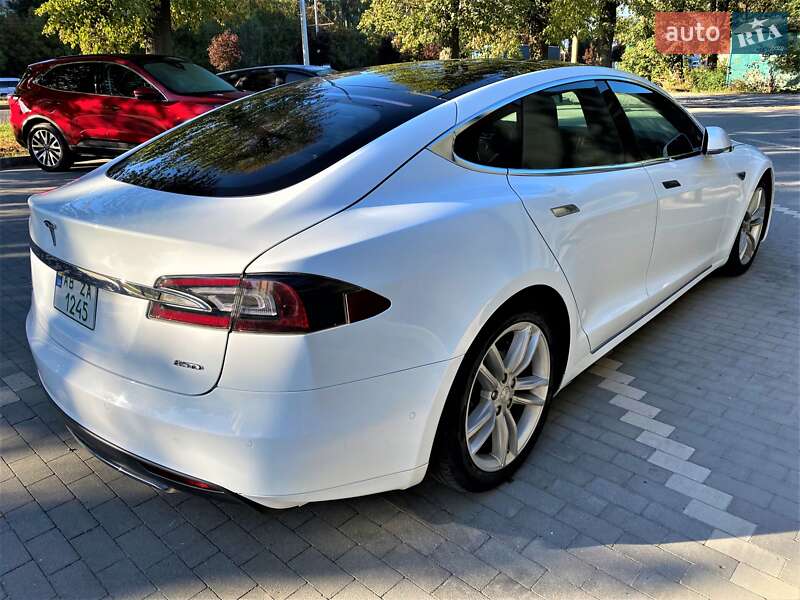 Лифтбек Tesla Model S 2015 в Виннице