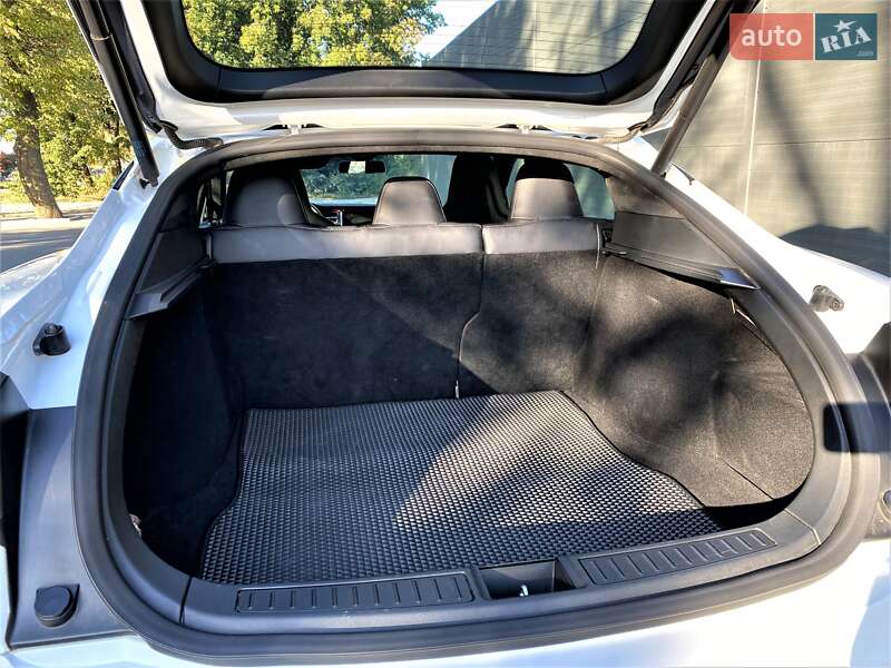 Лифтбек Tesla Model S 2015 в Виннице