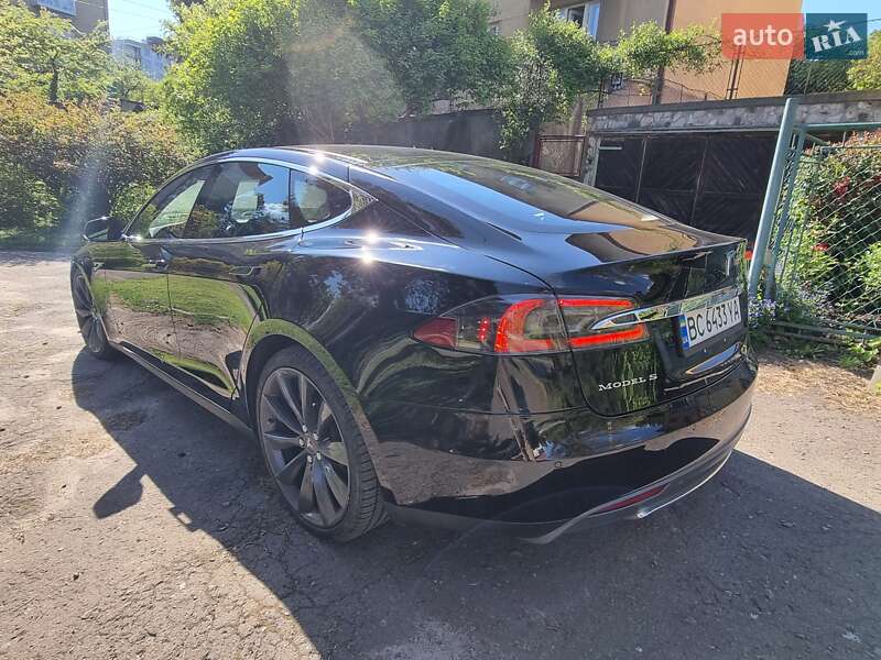 Лифтбек Tesla Model S 2015 в Львове