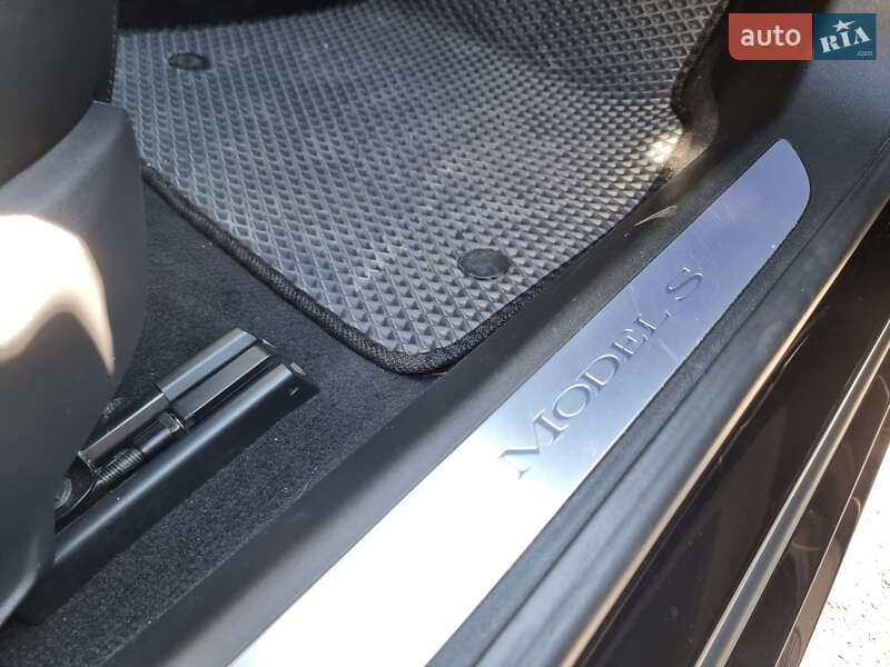 Лифтбек Tesla Model S 2015 в Львове