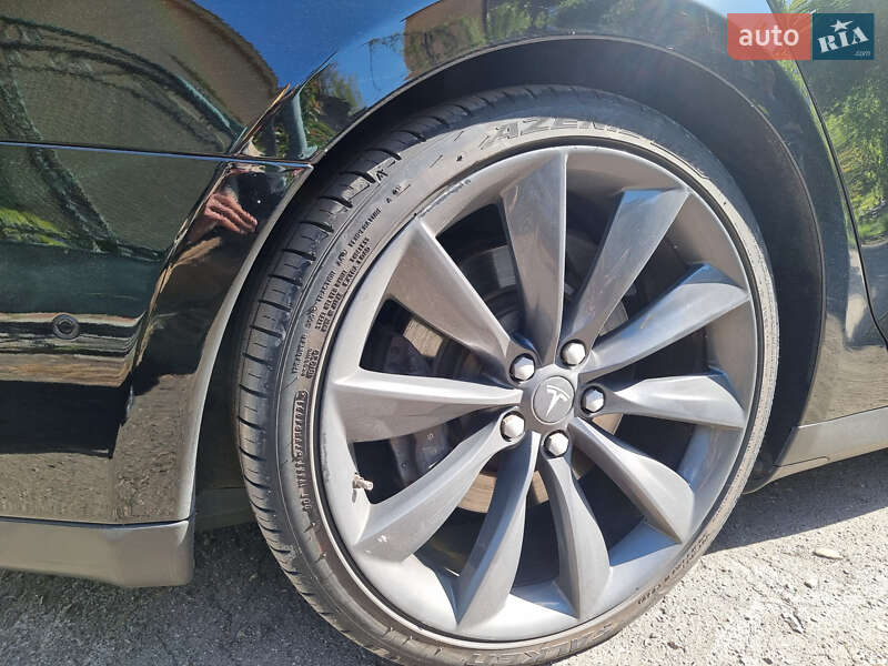 Лифтбек Tesla Model S 2015 в Львове