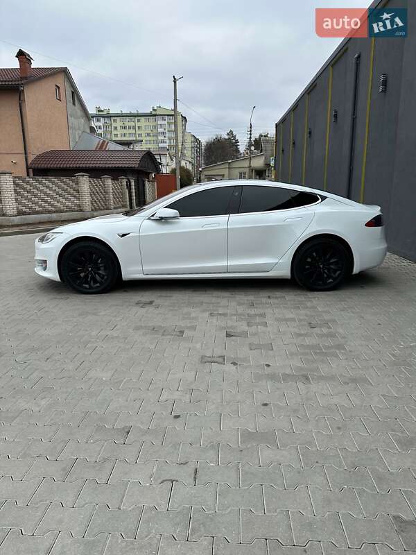 Лифтбек Tesla Model S 2017 в Черновцах