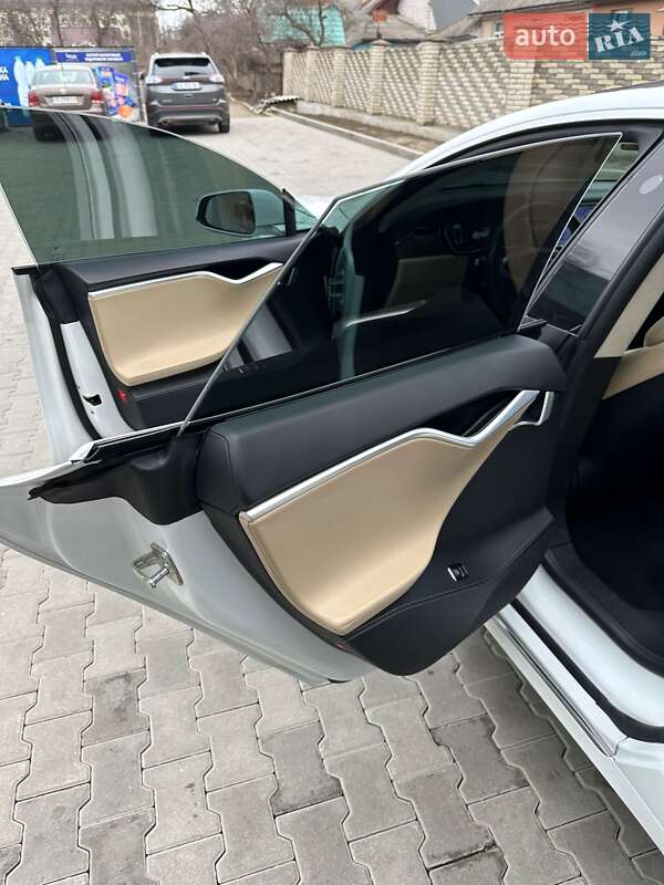 Лифтбек Tesla Model S 2017 в Черновцах