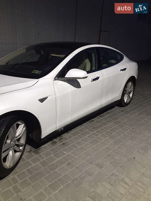 Лифтбек Tesla Model S 2015 в Киеве