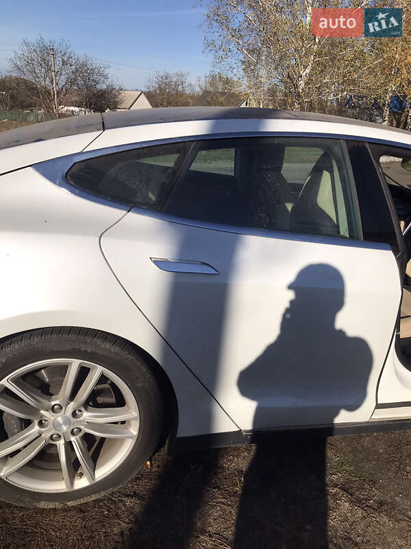 Лифтбек Tesla Model S 2015 в Киеве
