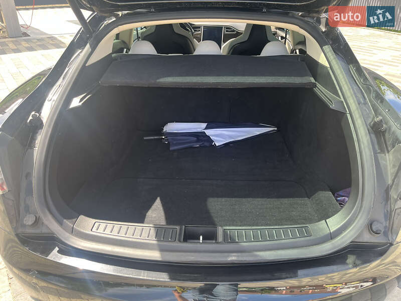 Ліфтбек Tesla Model S 2014 в Сваляві