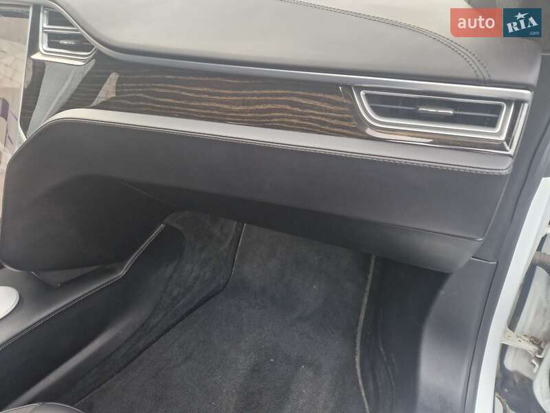 Лифтбек Tesla Model S 2016 в Тульчине