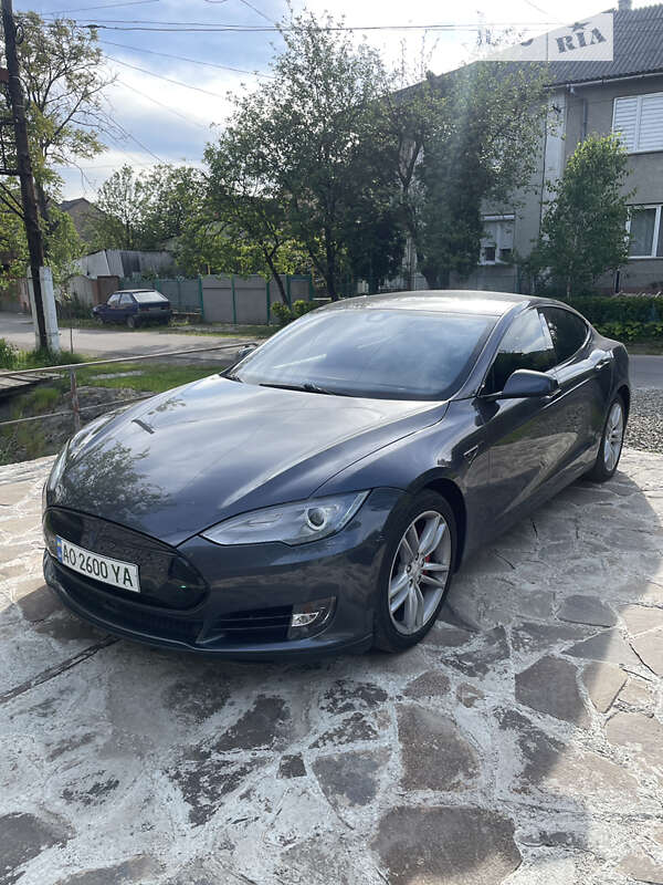 Лифтбек Tesla Model S 2015 в Ужгороде