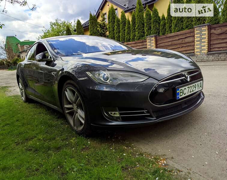 Лифтбек Tesla Model S 2016 в Жовкве
