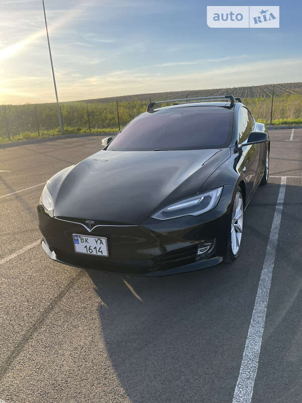Лифтбек Tesla Model S 2017 в Ровно