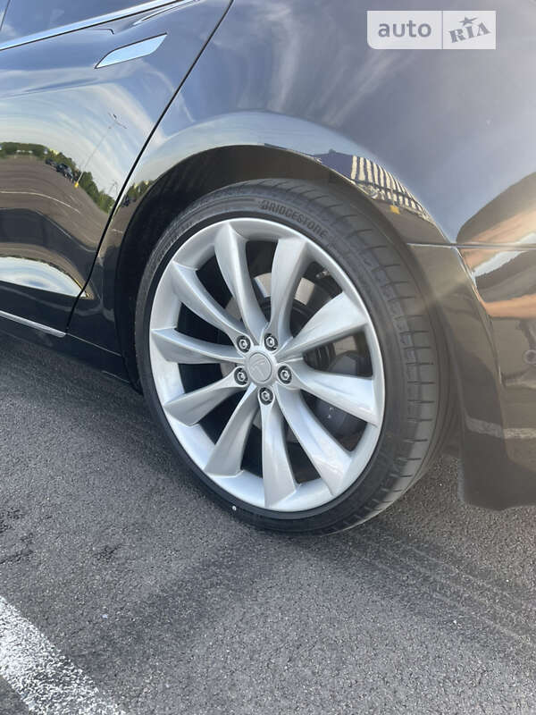 Лифтбек Tesla Model S 2017 в Ровно