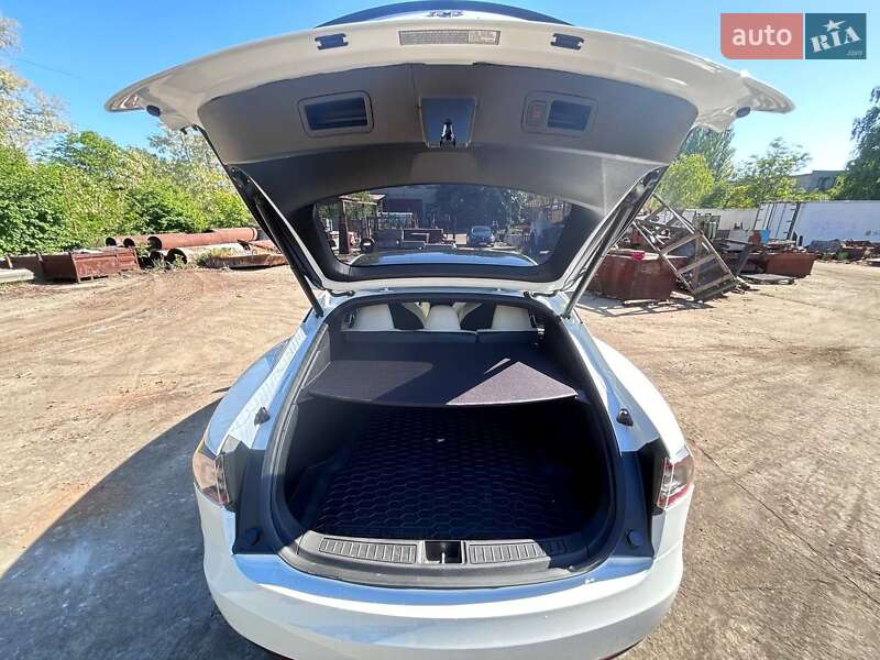 Ліфтбек Tesla Model S 2019 в Запоріжжі
