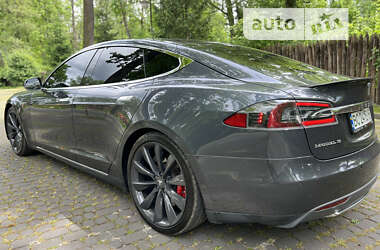 Лифтбек Tesla Model S 2016 в Львове